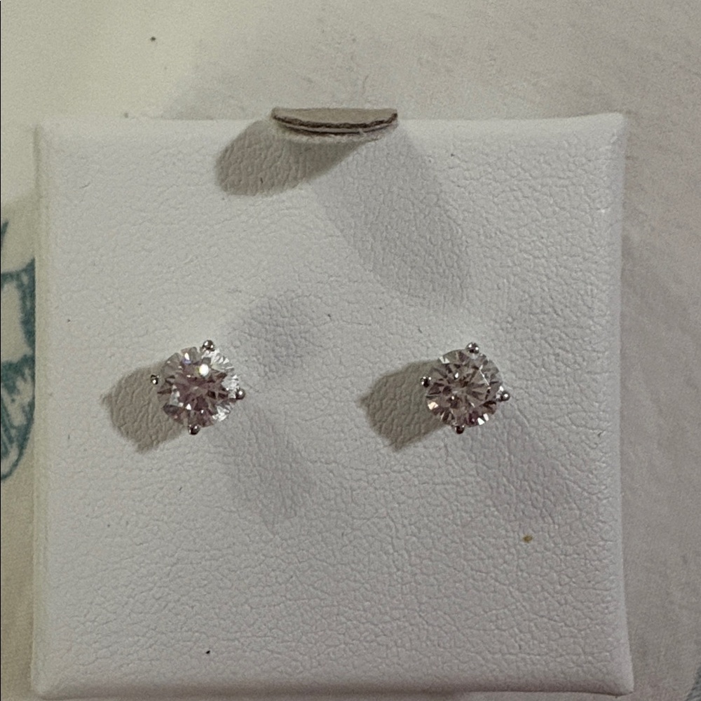 One carat weight lab created diamonds in white gold